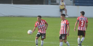 Como con la mano. Damián Arce le pega así en los tiros libres y puso el descuento para Instituto contra su ex club.