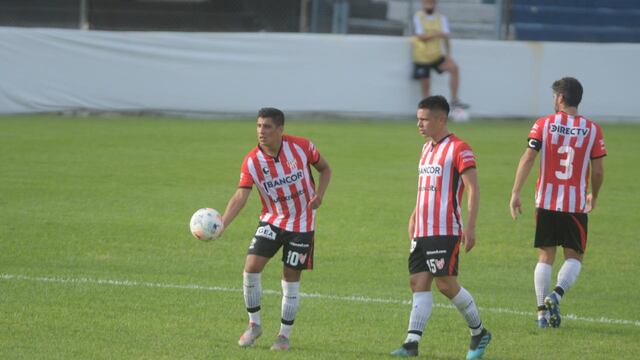 Como con la mano. Damián Arce le pega así en los tiros libres y puso el descuento para Instituto contra su ex club.