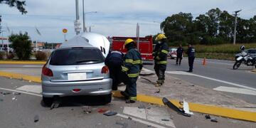 La víctima fatal manejaba un Peugeot 206, donde quedó atrapado. (El Doce)