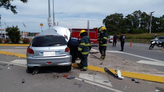 La víctima fatal manejaba un Peugeot 206, donde quedó atrapado. (El Doce)