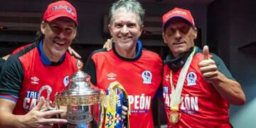 Los mendocinos, Gustavo Reggi (ayudante de campo) y Pablo Martín (PF), junto al técnico Pedro Troglio, festejando el tricampeonato con Olimpia de Honduras.