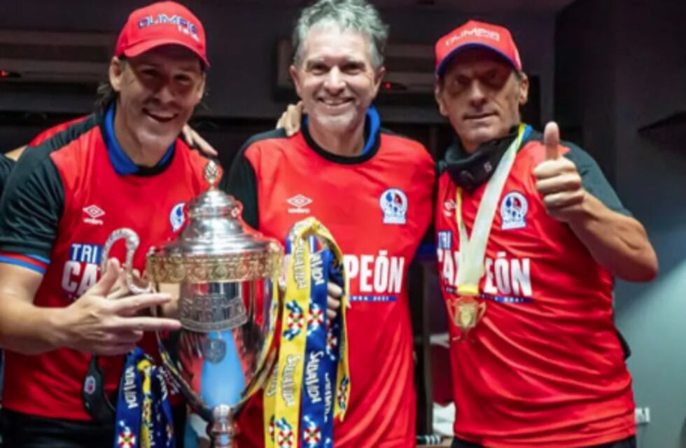 El mendocino Gustavo Reggi tricampeón en Honduras junto al técnico Pedro Troglio