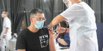 Este lunes empezó la vacunación a docentes y personal de las escuelas medias que dependen de la Universidad Nacional de Rosario (UNR). (@minsaludsantafe)