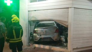 El auto terminó dentro de la farmacia en Río Cuarto, provincia de Córdoba.