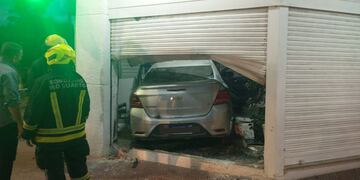 El auto terminó dentro de la farmacia en Río Cuarto, provincia de Córdoba.
