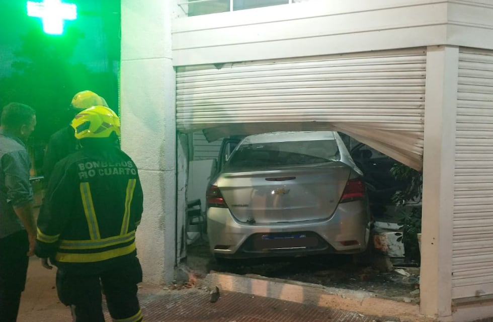 Imágenes sensibles en Córdoba: un auto se incrustó en una farmacia de Río Cuarto