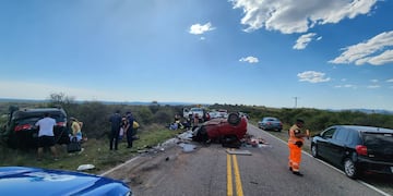 Accidente. El legislador Oscar González protagonizó un grave accidente, este sábado. Se conducía en una camioneta y chocó de frente en un Renault Sandero.