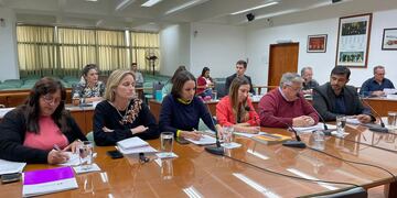 Lombardo y los secretarios, en el Concejo Municipal