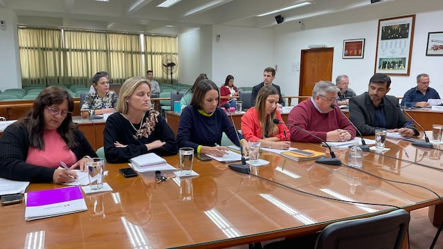 Lombardo y los secretarios, en el Concejo Municipal