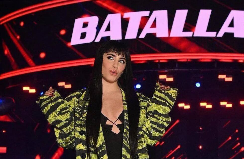Lali Espósito lució un vestido negro con un blazer y unas bucaneras amarillas