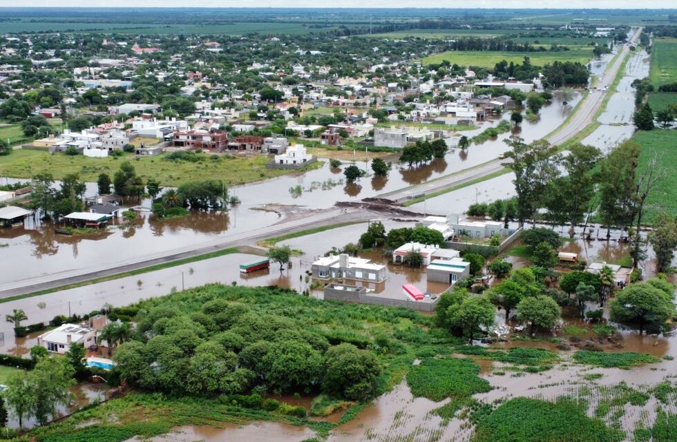 Martín Llaryora recorrió La Para por la inundación y la declaró zona de desastre