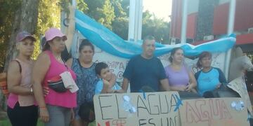 Usuarios de la CEEL de Eldorado se manifestaron por los cortes reiterados de los servicios.