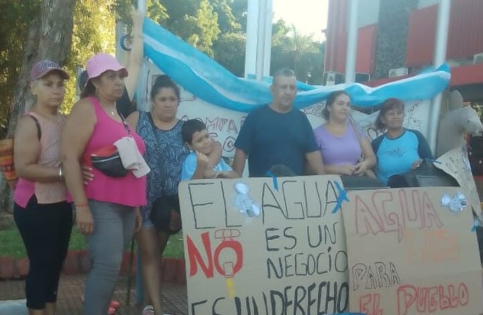 Usuarios de la CEEL de Eldorado se manifestaron por los cortes reiterados de los servicios