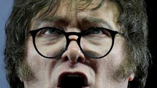 Javier Milei: “Si la inflación de diciembre es del 30% es un numerazo y a Caputo hay que llevarlo en andas”. Foto: AP