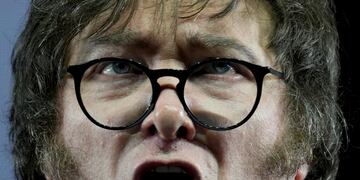 Javier Milei: “Si la inflación de diciembre es del 30% es un numerazo y a Caputo hay que llevarlo en andas”. Foto: AP