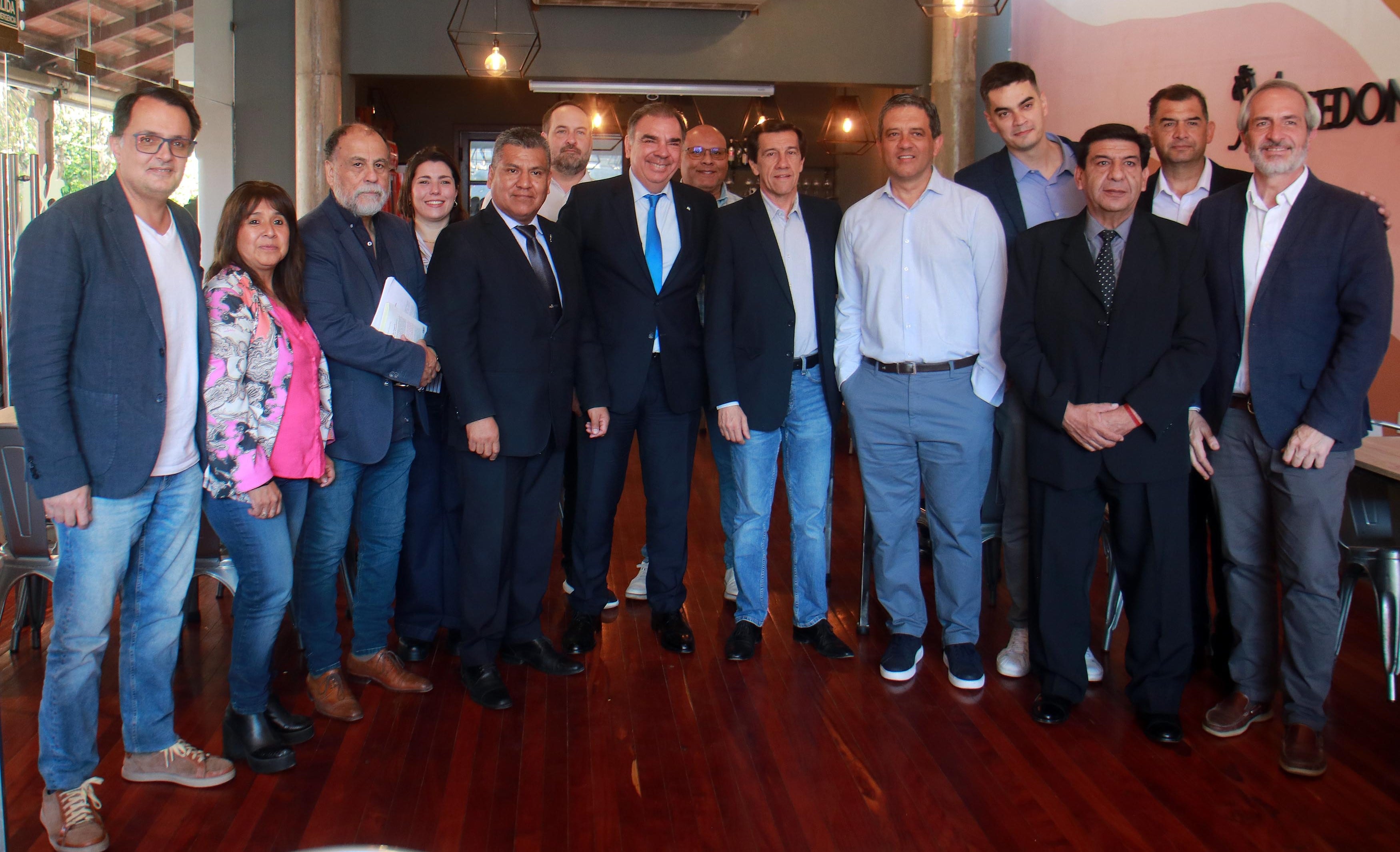 El gobernador Carlos Sadir y el director de Comunicaciones y Relaciones Institucionales del Ente Nacional de Comunicaciones (ENACOM), Luis Otero, junto a funcionarios y directivos del IMCA Jujuy.