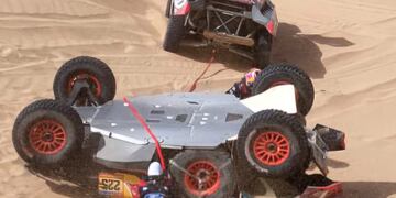 El estadounidense Mitchell Guthrie ayudó a Carlos Sainz, su compañero de equipo, tras el vuelco.