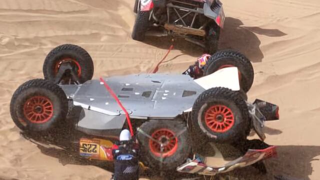 El estadounidense Mitchell Guthrie ayudó a Carlos Sainz, su compañero de equipo, tras el vuelco.