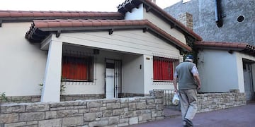 El geriátrico ubicado en calle Perito Moreno al 500 (Godoy Cruz) fue clausurado por la comuna este viernes. Una denuncia anónima -acompañada de videos- mostraba a ancianos atados a las camas, pidiendo agua a gritos, con sus rostros lesionados y con cucarachas que les caminaban por encima. Foto: Mariana Villa / Los Andes.