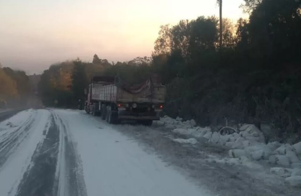 Volcó un camión sobre la Ruta Nacional N°12 y perdió casi toda su carga