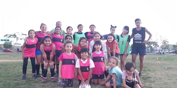 La entrenadora junto a la profe de las más chiquitas y parte del equipo infantil.