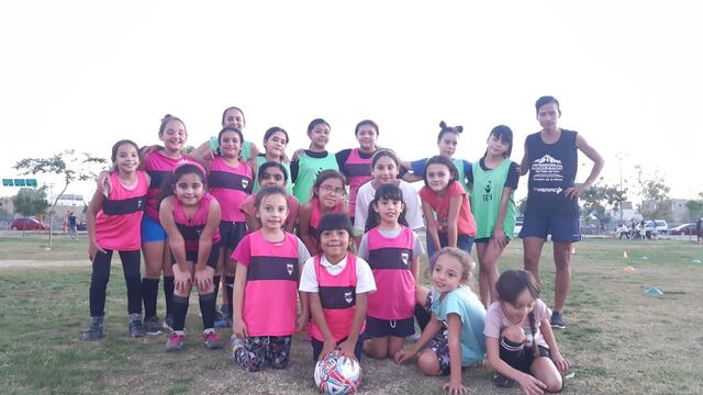 La entrenadora junto a la profe de las más chiquitas y parte del equipo infantil.