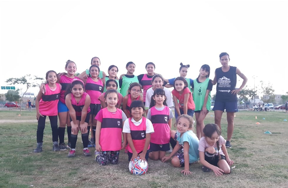 Una mendocina creó su propio grupo de fútbol femenino para mejorar el entrenamiento y ahora buscan sponsor para formar su club