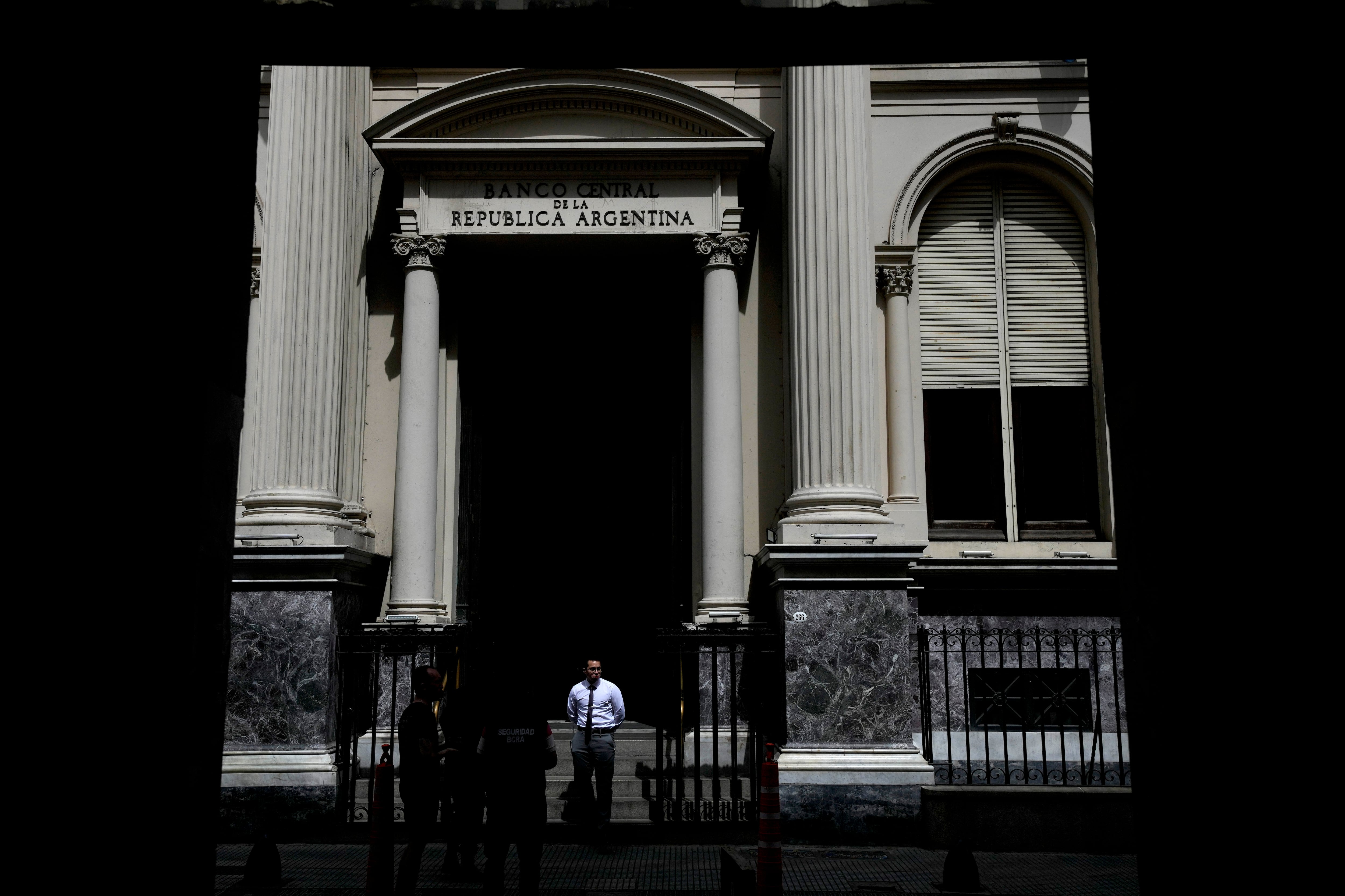 Un guardia vigila la entrada del Banco Central, el 21 de noviembre de 2023, en Buenos Aires. (AP Foto/Natacha Pisarenko, Archivo)