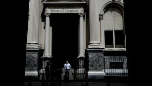 Ingresó el dinero del FMI y el dólar se mantuvo estable en el mercado financiero (AP Foto/Natacha Pisarenko, Archivo)