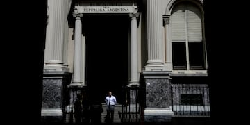 Ingresó el dinero del FMI y el dólar se mantuvo estable en el mercado financiero (AP Foto/Natacha Pisarenko, Archivo)