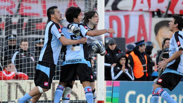 Juan Carlos Olave le atajó el penal a Mariano Pavone en la Promoción, en la tarde con polémicas en la que Belgrano mandó la B a River (La Voz/Archivo)