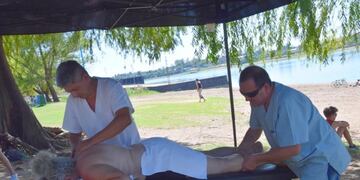 Dos masajistas ciegos brindan su servicio en las playas de Concordia.