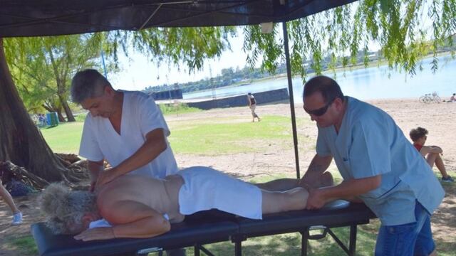 Dos masajistas ciegos brindan su servicio en las playas de Concordia.