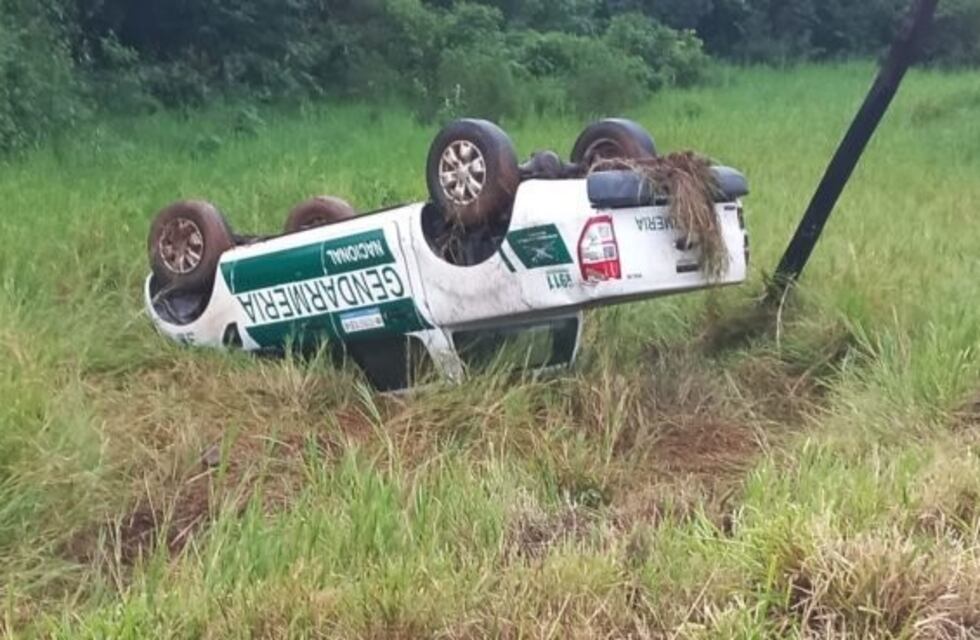 Una patrulla de la Gendarmería despistó y volcó sobre la ruta provincial 17 en Dos Hermanas