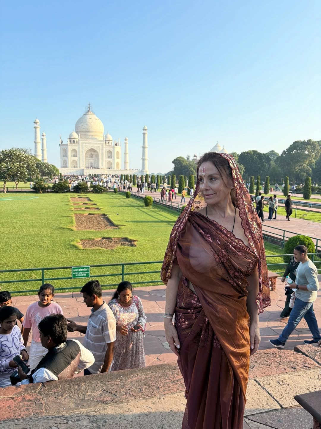 Desde la India, a sus 57 años, Viviana Saccone marcó tendencia con una túnica en tonos tierra y detalles de brillos