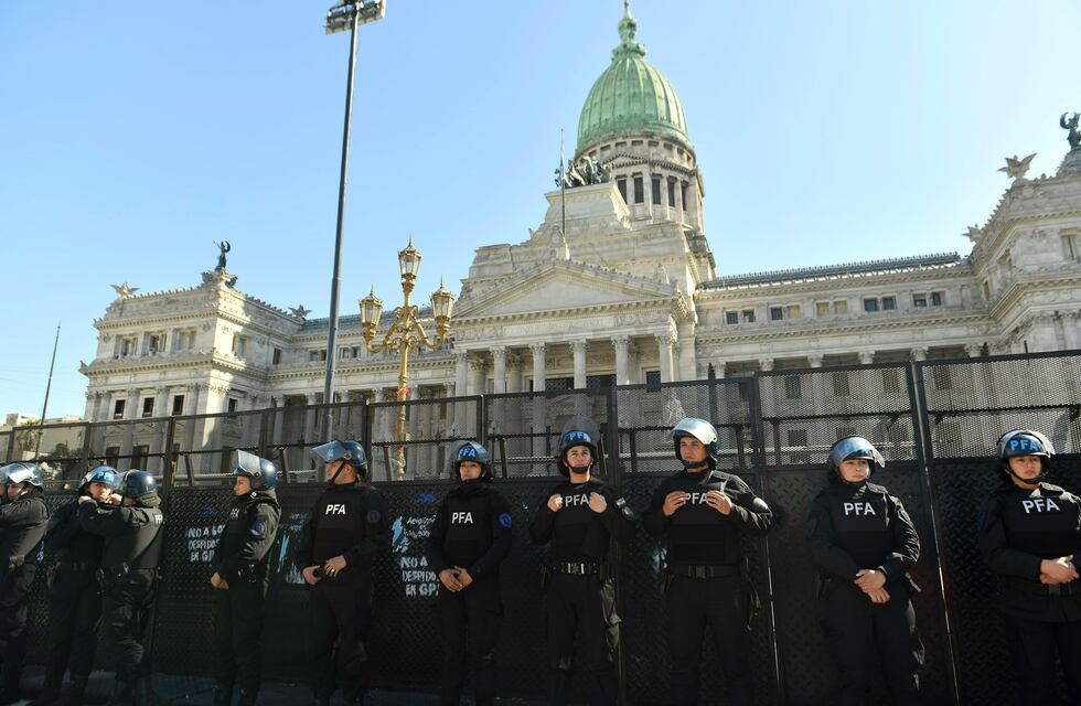 Tensión afuera del Congreso: sindicatos, movimientos sociales y jubilados, en contra del veto presidencial