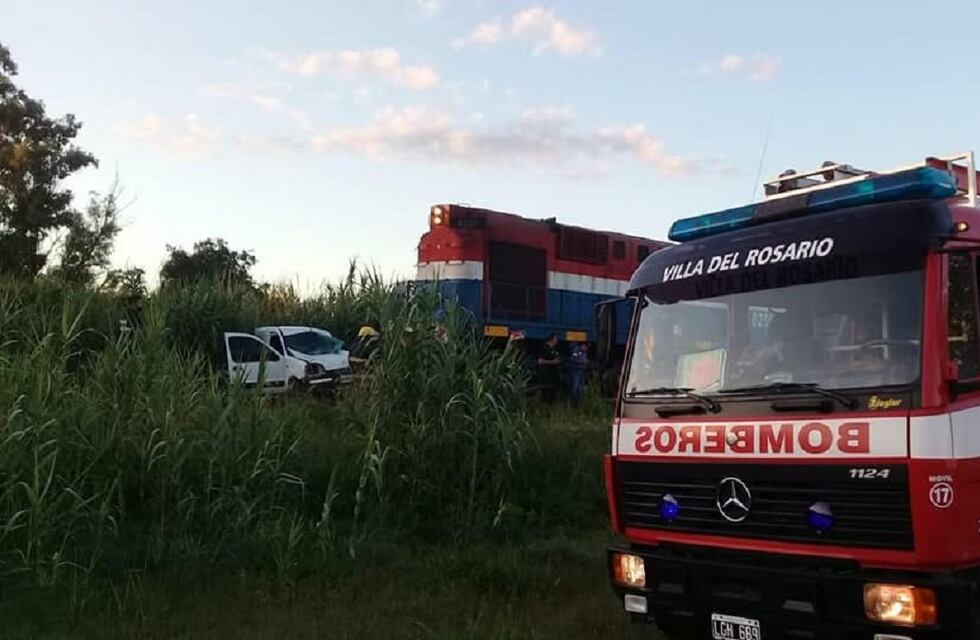 Milagro en las vías: tren arrolla a un auto y no hay heridos