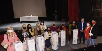 Godoy Cruz y ACNUR entregaron elementos de higiene a las escuelas para acompañar el regreso a clases