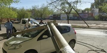 Un camión derribó un poste de luz y destruyó un auto en el Parque Central