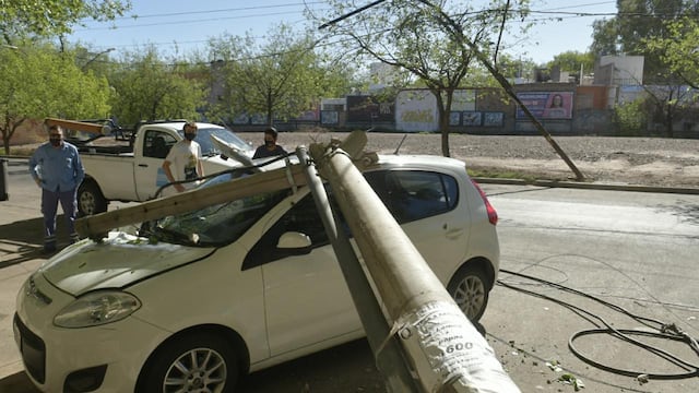 Un camión derribó un poste de luz y destruyó un auto en el Parque Central