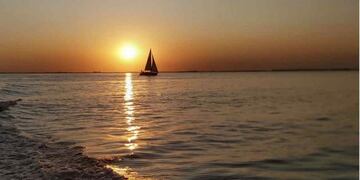 Miles de turistas visitan cada año Mar Chiquita, o Miramar de Ansenuza, atraídos por la flora y fauna y por sus impresionantes atardeceres. (Paloma Sobrevilla)