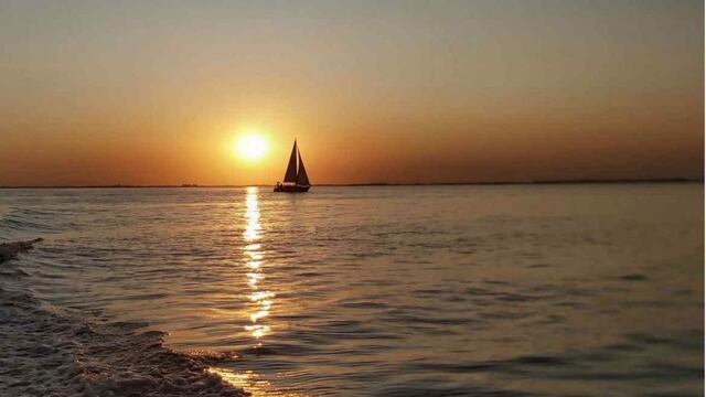 Miles de turistas visitan cada año Mar Chiquita, o Miramar de Ansenuza, atraídos por la flora y fauna y por sus impresionantes atardeceres. (Paloma Sobrevilla)