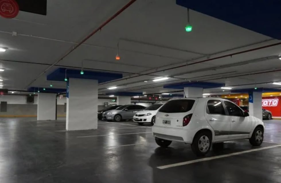 Neuquén: dejaron el auto en el estacionamiento y cerró con su vehículo adentro