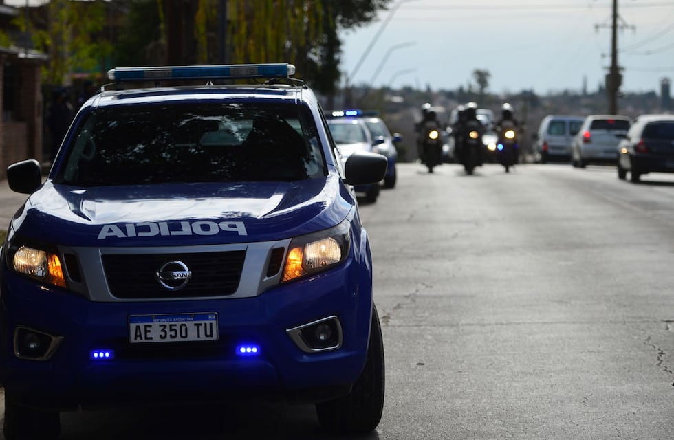 Policías héroes en Córdoba: dos efectivos salvaron a un bebé de ahogarse