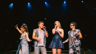 El debut musical de la hija de Valeria Mazza: cantó con Erreway en Marbella.