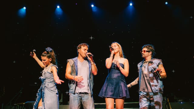 El debut musical de la hija de Valeria Mazza: cantó con Erreway en Marbella.
