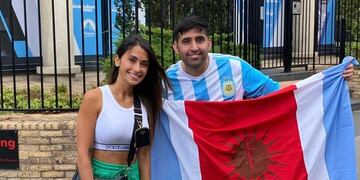 El santiagueño con Antonela Roccuzzo en París.
