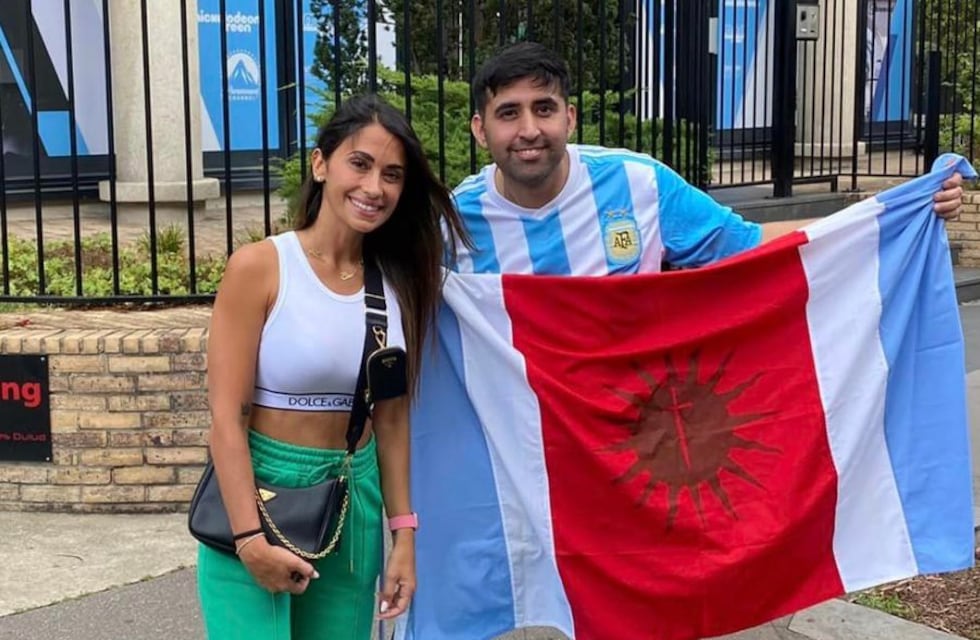 Viajó en bici hasta la casa de Lionel Messi para entregarle un increíble regalo a Antonela Roccuzzo