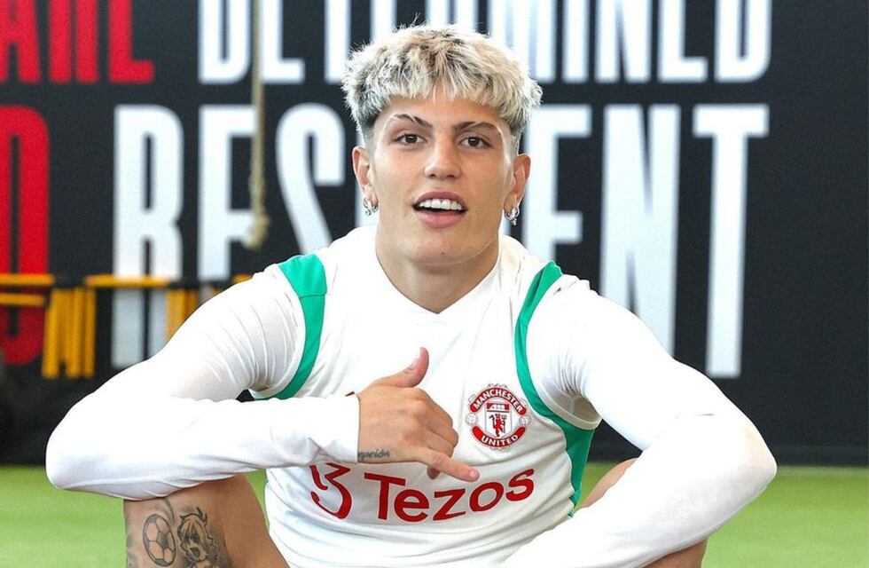 Alejandro Garnacho recibió un particular regalo en Manchester United y su reacción enloqueció a los hinchas argentinos: “Ostia...”