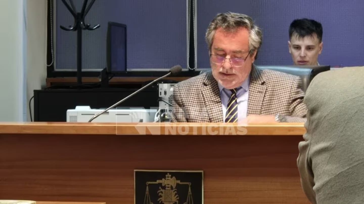 El juez de Rafaela leyendo la condena al cura que abusó durante un campamento en Córdoba.